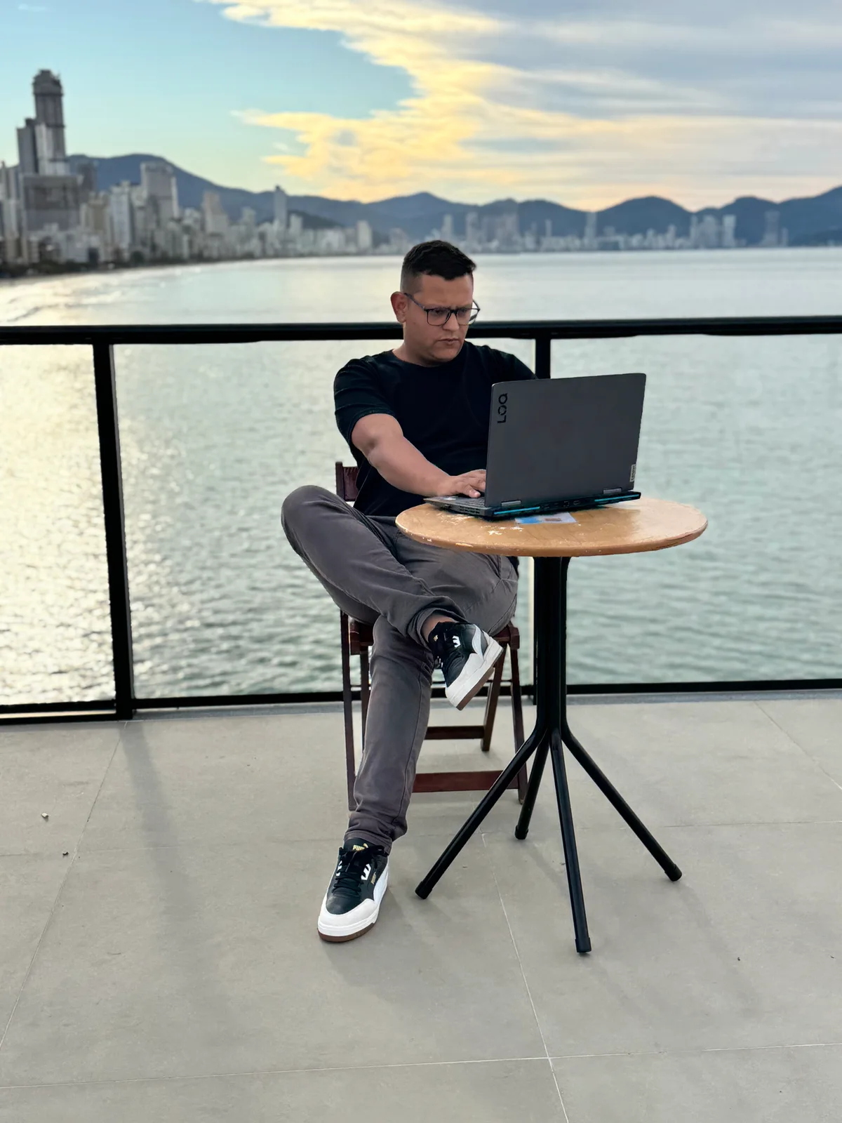 Guilherme Rossi trabalhando no notebook